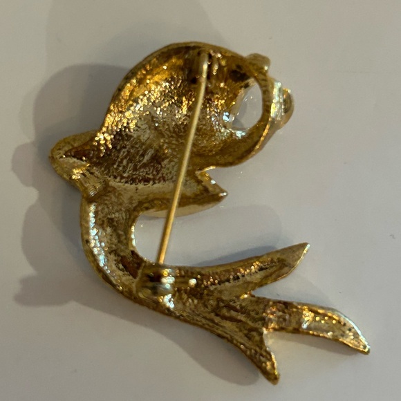Vintage Gold Tone Fish Brooch Pin Black Enamel Figural Nautical Statement pin - Picture 3 of 4